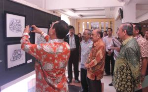 Suasana pameran Lukisan Kaligrafi tampak Prof. Dr. Haryono Suyono (dua dari kiri) serius mengapresiasi sebuah karya
